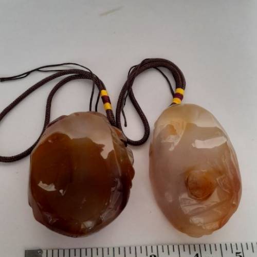 清貨價出售，一手兩塊約三點五寸瑪瑙手把件，共重約四百克，圓滑好手感亦可當紙鎮用...