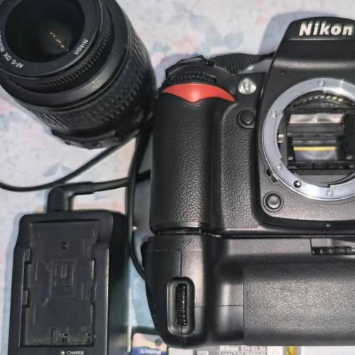 尼康D90机身+MB-D80手柄套装，带18-55mm镜头
成色还可以，正常使用痕迹，屏幕显示好...