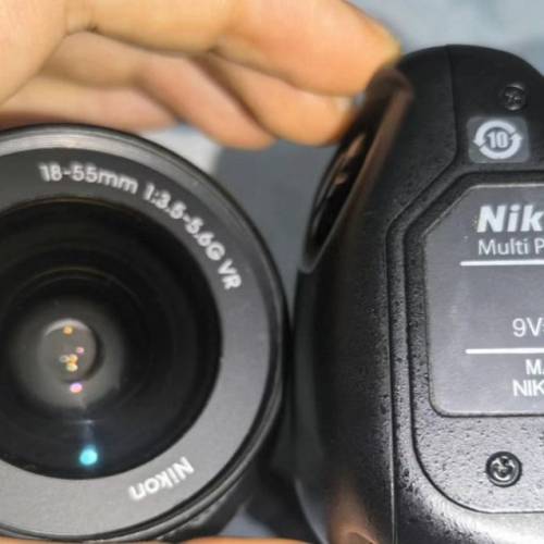 尼康D90机身+MB-D80手柄套装，带18-55mm镜头
成色还可以，正常使用痕迹，屏幕显示好...