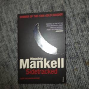 Henning Mankell 所著的偵探小說《Sidetracked》（迷途）