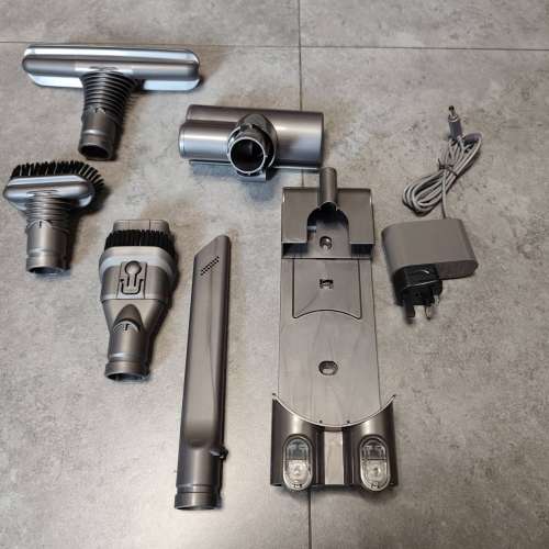 Dyson V6 無綫吸塵機一套 (連新電池)