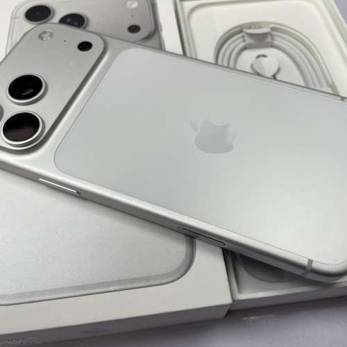 99%New iPhone 17 Pro Max 256GB 銀色 香港行貨 蘋果保養到2026年10月21日 全套有盒...
