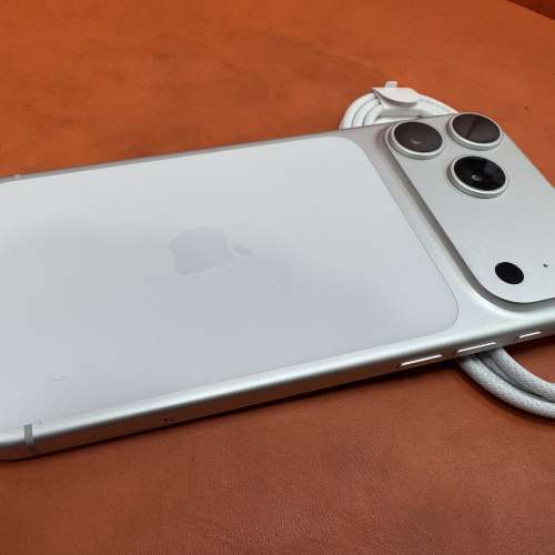 未用過 iPhone 17 Pro Max 1TB 銀色 香港行貨 蘋果保養到2027年4月16日 電池100% 有...