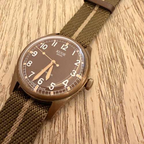 日本京都 KUOE OLD SMITH 90-002 35毫米青銅錶殼棕色錶盤無日期顯示腕錶