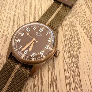日本京都 KUOE OLD SMITH 90-002 35毫米青銅錶殼棕色錶盤無日期顯示腕錶