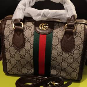 Gucci 小袋，另附有長帶