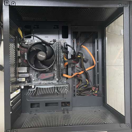[平放] 抵玩文書/輕度電競桌上電腦 (AMD R5 3600, 16GB RAM, 內置WiFi)｜玻璃海景房...