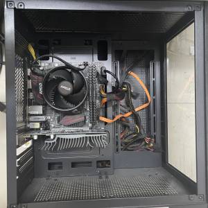 [平放] 抵玩文書/輕度電競桌上電腦 (AMD R5 3600, 16GB RAM, 內置WiFi)｜玻璃海景房...