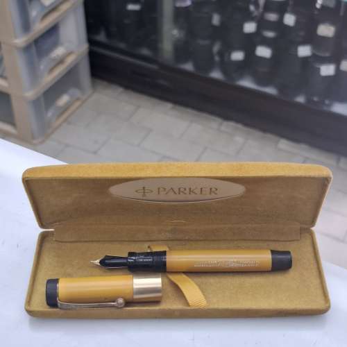 派克（Parker）Duofold Mandarin Yellow 鋼筆。「大黃」 包14K