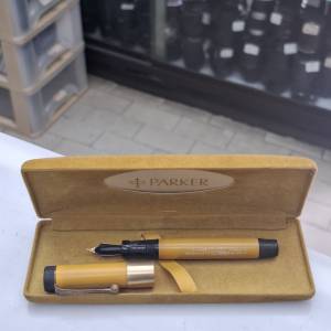 派克（Parker）Duofold Mandarin Yellow 鋼筆。「大黃」 包14K
