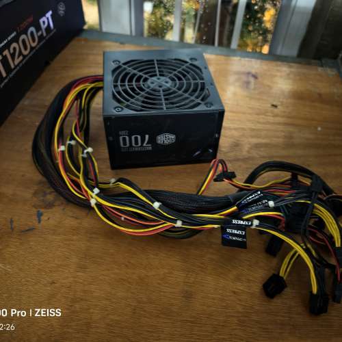 酷冷700瓦電源白牌80plus