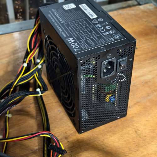 酷冷700瓦電源白牌80plus