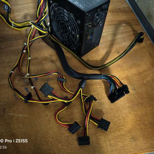 酷冷700瓦電源白牌80plus