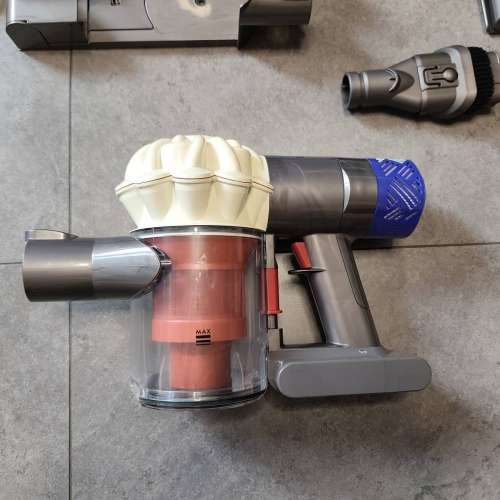 出售 Dyson V6 Absolute 無線吸塵機一套 (已清潔, 連全新電池)