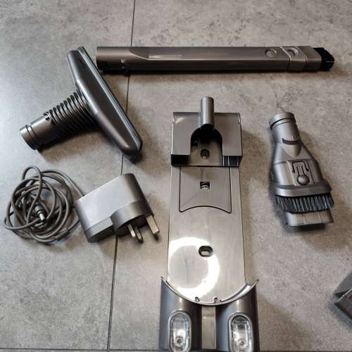 出售 Dyson V6 Absolute 無線吸塵機一套 (已清潔, 連全新電池)