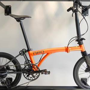 新款橙色 2026 JAVA NEO 9速 油剎桶軸 碳叉 20吋406 鋁合金折叠車 ( 三折叠小布 國...