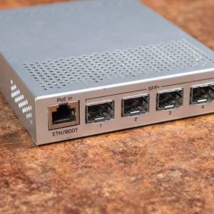MikroTik CRS305-1G-4S+IN 網絡交換機 + S+RJ10 10G RJ-45 SFP+ Module