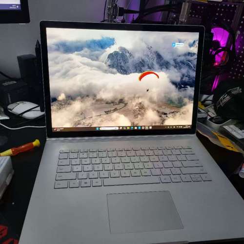 售Surface Book 2 15吋