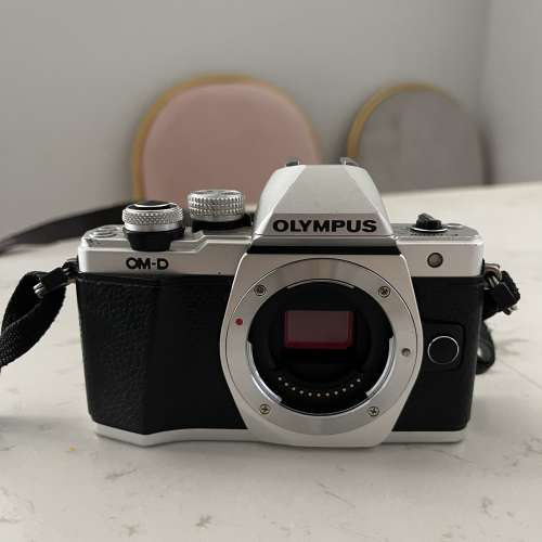 Olympus OM-D EM10 Mark II 淨機 + M. Zuiko 25mm F1.8 鏡頭  不拆賣！