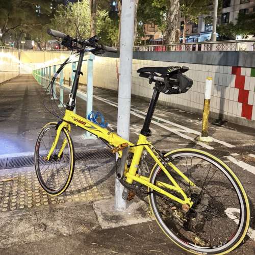 黃色的 Oyama CR16 摺疊單車。
