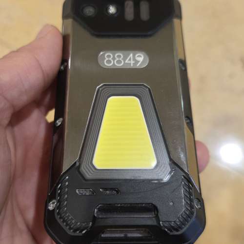 8849 TANK MINI 迷你三房手機。