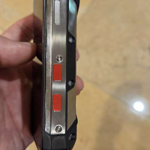 8849 TANK MINI 迷你三房手機。