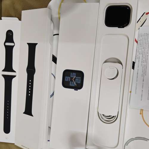 九成新港行 Apple Watch SE 44mm 1套完裝錶帶全新未用過