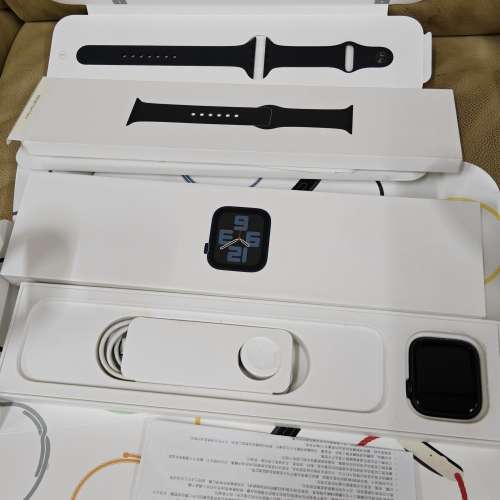 九成新港行 Apple Watch SE 44mm 1套完裝錶帶全新未用過