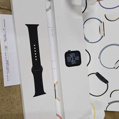 九成新港行 Apple Watch SE 44mm 1套完裝錶帶全新未用過