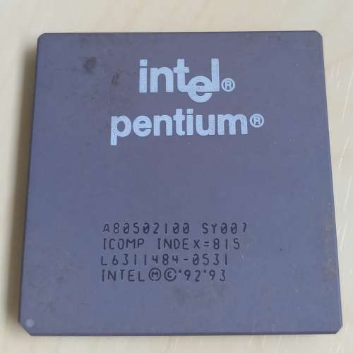 出讓三顆Intel 第一代 Pentium 陶瓷處理器