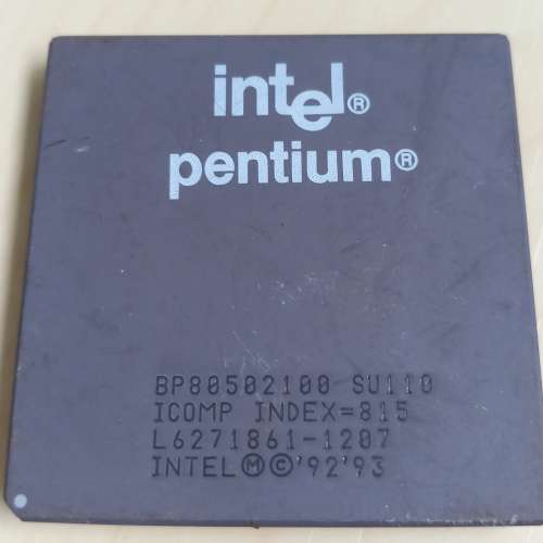 出讓三顆Intel 第一代 Pentium 陶瓷處理器