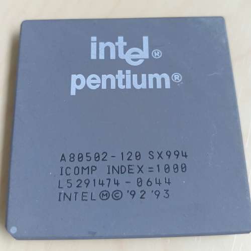 出讓三顆Intel 第一代 Pentium 陶瓷處理器