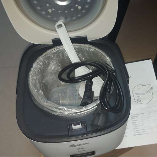 屯門良景輕鐵站交收 全新Selectpro JWS-6661B 電飯煲，內鍋為鈦金屬陶瓷塗層。容量...