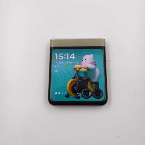 Motorola Razr 50. 5G   8+256G 大mon有小小瑕疪如圖～双卡雙待
