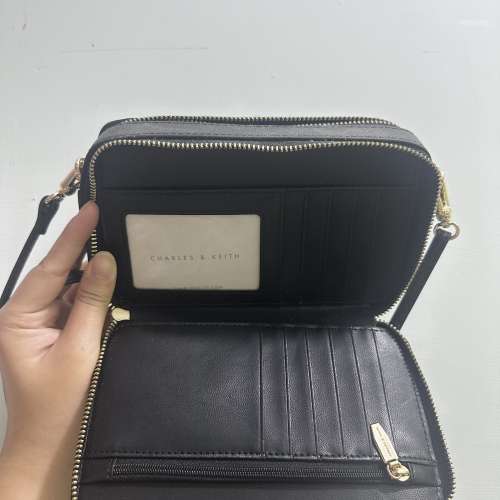 正品保證🩷CHARLES & KEITH 小CK菱格紋黑包包 方型手袋 內設銀包款 雙Zip斜孭袋 斜...