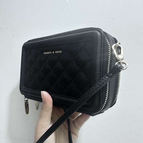 正品保證🩷CHARLES & KEITH 小CK菱格紋黑包包 方型手袋 內設銀包款 雙Zip斜孭袋 斜...