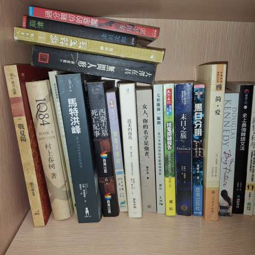 書  神級動漫與懸疑巨作 歷史思維與陰謀論焦點 頂尖科幻與星際政治（右側英文原著）