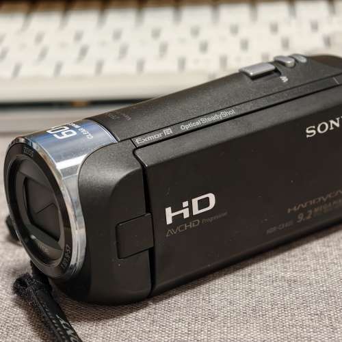 SONY CX405 Handycam&reg; 配備Exmor R&trade; CMOS 感測器的相片