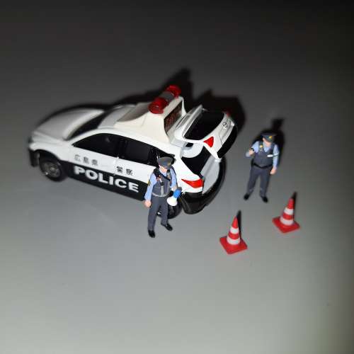 Takara Tomy Tomica No. 82 合金小汽車，模型廣島縣巡邏車 + 1/64 Figure 警察 x2