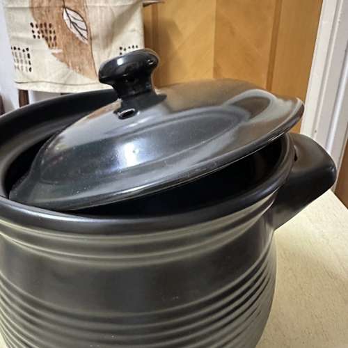 新淨企理：黑色缸瓦煲連蓋
