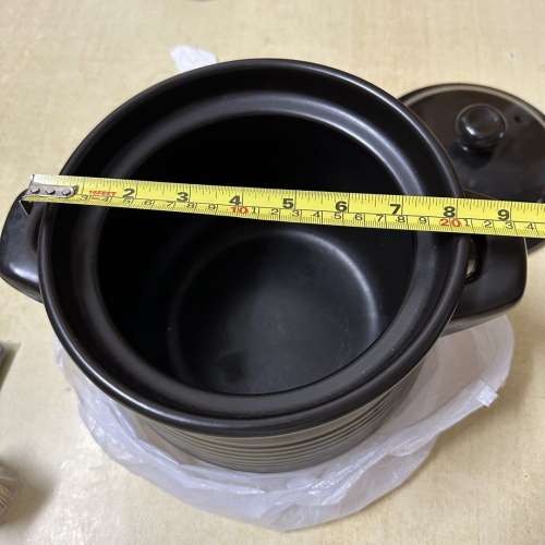 新淨企理：黑色缸瓦煲連蓋