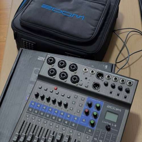 Zoom LiveTrak L-8 8軌混音器，附帶原裝盒和便攜包