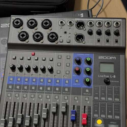 Zoom LiveTrak L-8 8軌混音器，附帶原裝盒和便攜包