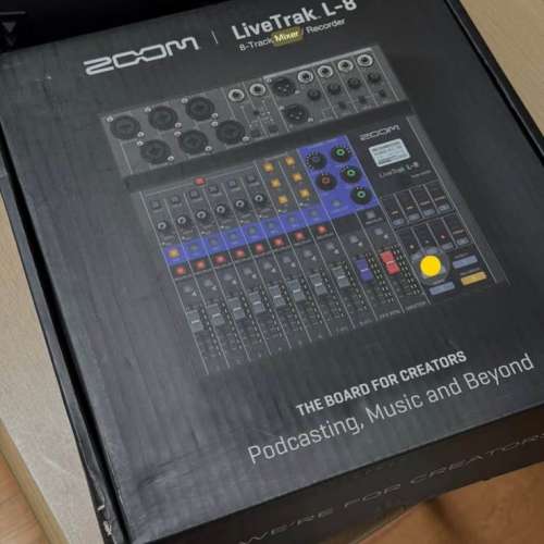 Zoom LiveTrak L-8 8軌混音器，附帶原裝盒和便攜包