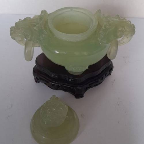 7x5寸新山玉香爐. 古舊精巧工藝品擺件，相信已停產。原價1500元。現清貨售900百元，...