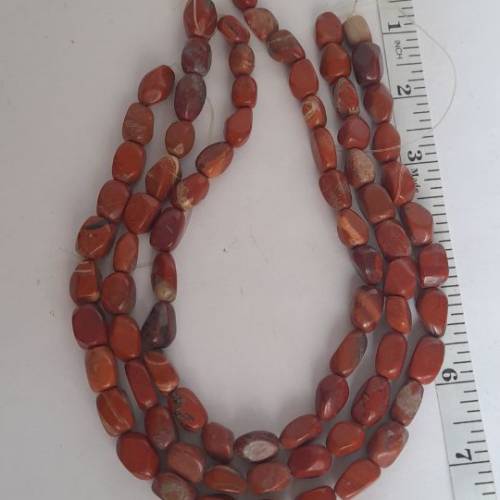 一手三條天然紅玉石red jasper.約15mm不定形，16吋，共售300元，單一條150元。no.2...