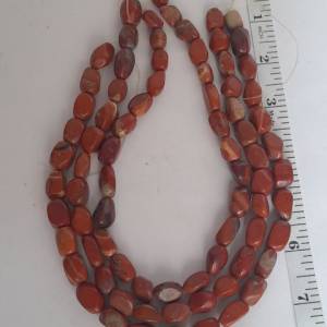 一手三條天然紅玉石red jasper.約15mm不定形，16吋，共售300元，單一條150元。no.2...