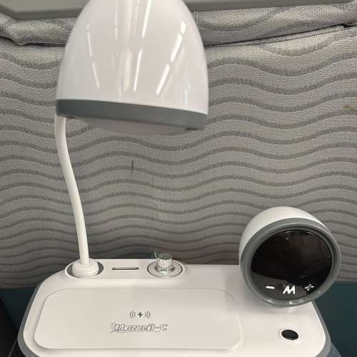 99%新 白色三合一15W無線充電, LED時鐘, 檯燈，配有可調節的鵝頸燈頭。