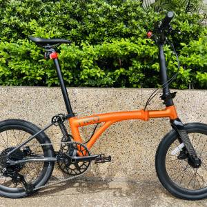 ( 新款橙色 40T飛輪 ) 2026 JAVA NEO 9速 油剎桶軸 碳叉 20吋406 鋁合金折叠車 （三...