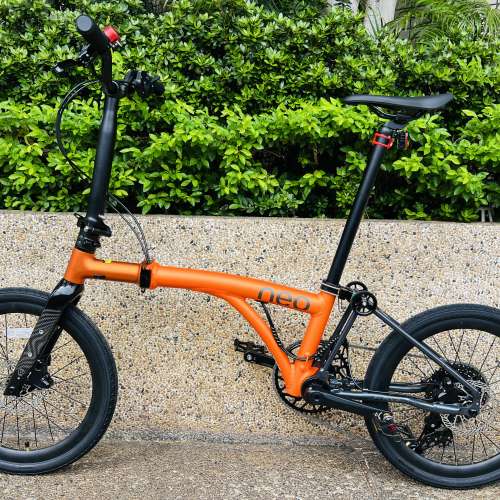 ( 新款橙色 40T飛輪 ) 2026 JAVA NEO 9速 油剎桶軸 碳叉 20吋406 鋁合金折叠車 （三...